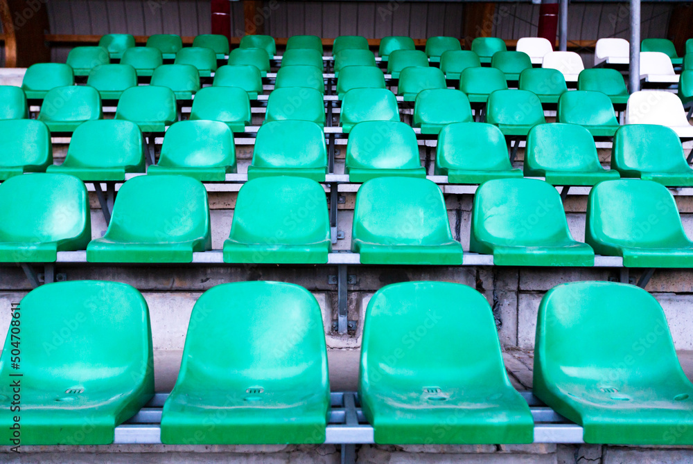 stadion sportowy widownia pusta zielone fotele na wprost