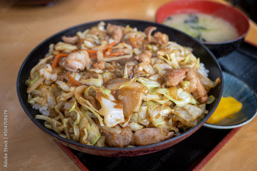 日本の岡山県真庭市のとても美味しいホルモン丼