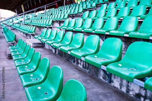 Obraz na płótnie krzesła na stadionie sportowym w kolorze zielonym pod kątem w salonie