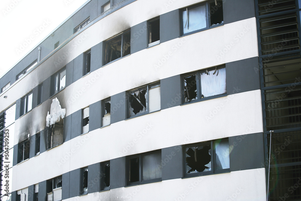 Fassade und Fenster mit Brandspuren Fassade und Fenster mit Brandspuren