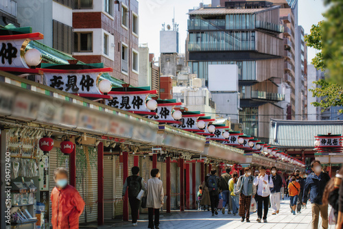 東京、浅草仲見世通りと観光客が歩く風景です