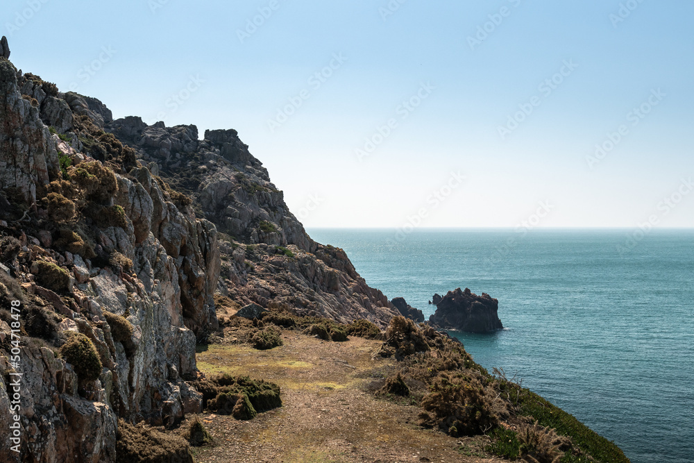 Vue sur la mer depuis une falaise sur l'île anglo-normande de Jersey sous un grand ciel bleu