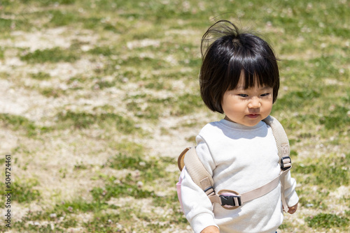 リュックサックを背負って散歩する赤ちゃん（1歳10か月、女の子、日本人）