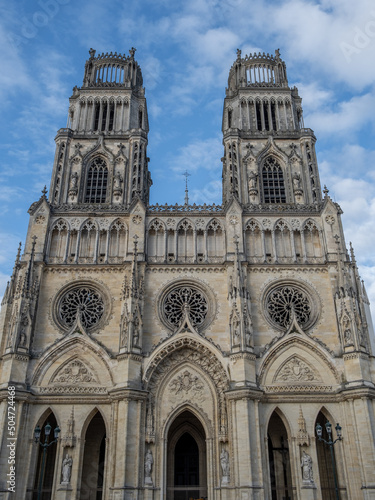 Vue en contre-plongée de la cathédrale d'Orléans située dans le département du Loiret dans la région Centre-Val de Loire
