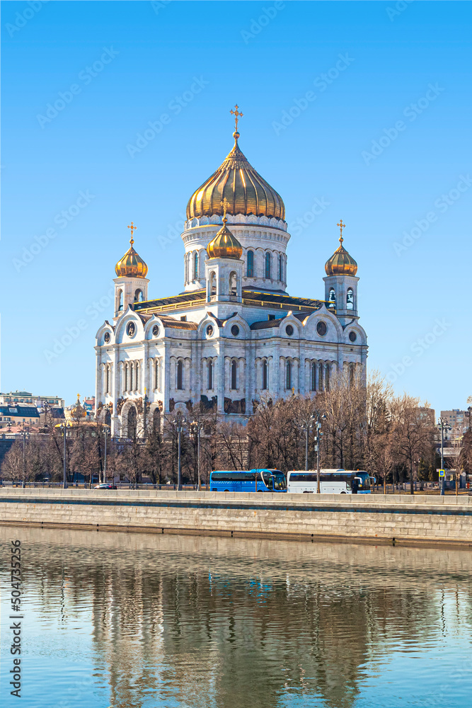 Obraz premium Cathedral of Christ the Savior on the banks of the Moskva River