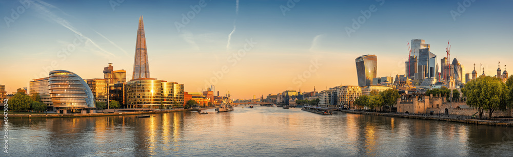 Obraz premium the skyline of london during sunrise