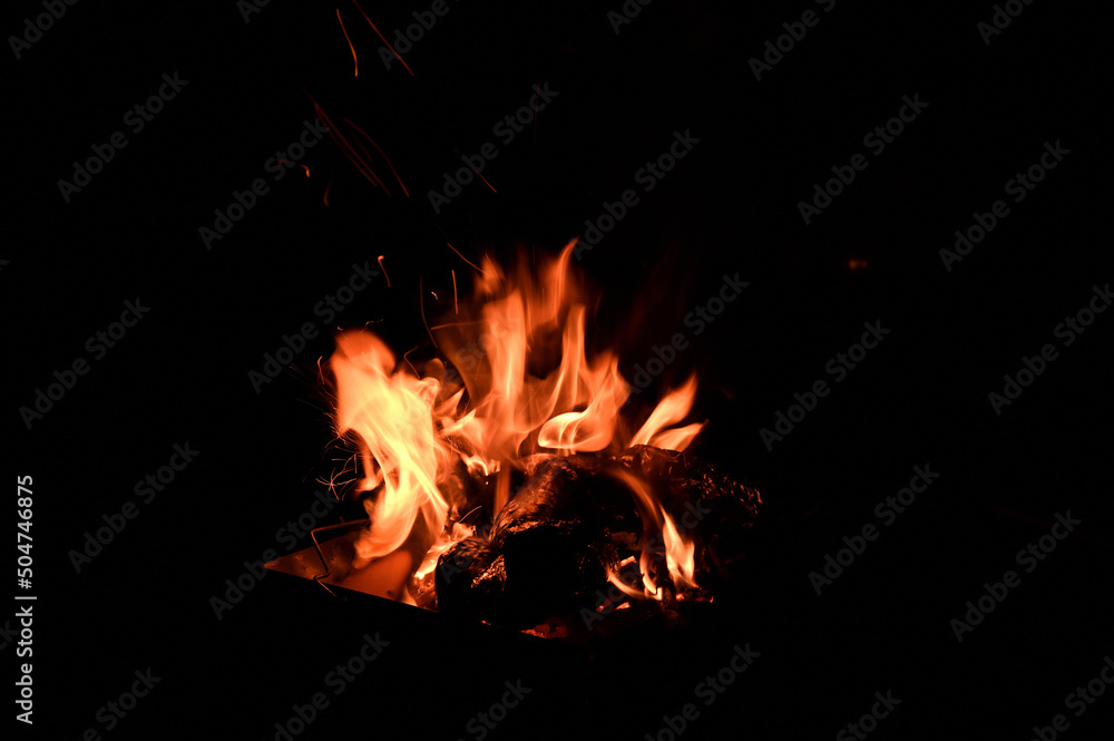 キャンプ場で焚火台を使い薪を燃やしてキャンプファイやー Stock Photo Adobe Stock