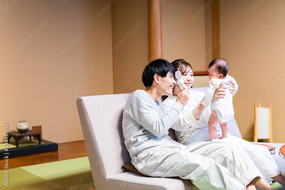赤ちゃんと温泉旅行を楽しむ若いファミリー 赤ちゃんと温泉旅行を楽しむ若いファミリー