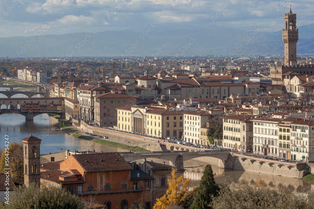 Firenze. Veduta del fiume Arno con ponte e monumenti della città