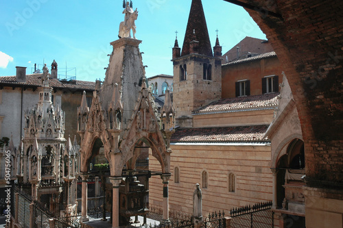 Verona. Arche Scaligere prima della chiesa Chiesa Rettoriale di Santa Maria Antica photo