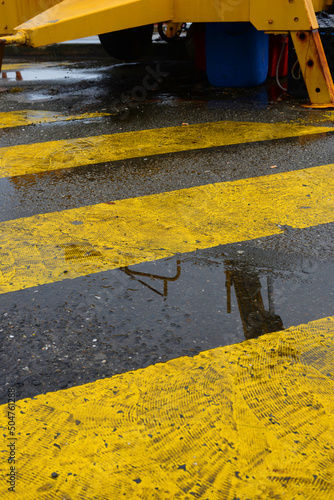 Goudron et marquages jaunes photo