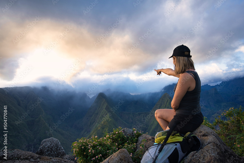 Obraz premium woman on the top of the mountain