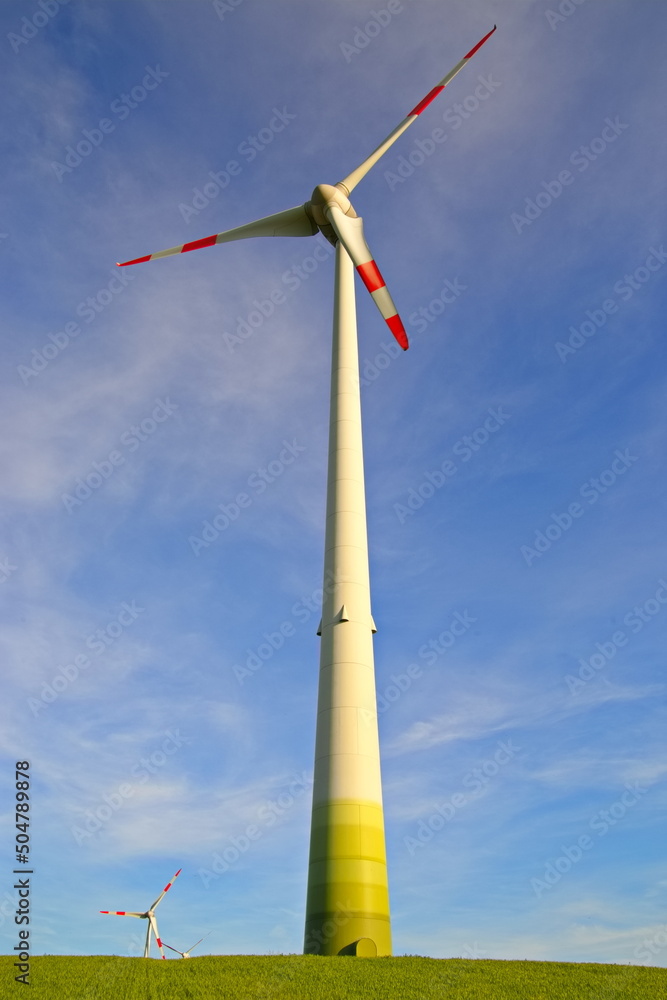 grüne Energie im Windpark nachhaltig öko ökologisch verantwortungsvolle Energie Landschaft unabhängige Energie Natur kein Gas kein Öl Elektro Wind Windkraft Wind angetrieben 