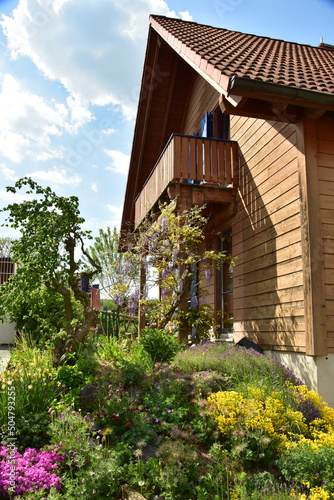 Wallpaper Mural Mit Holzplanken verschaltes modernes Wohnhaus als Niedrigenergiehaus Torontodigital.ca