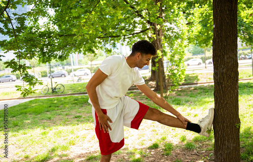 bellissimo ragazzo che fa sport al parco  photo