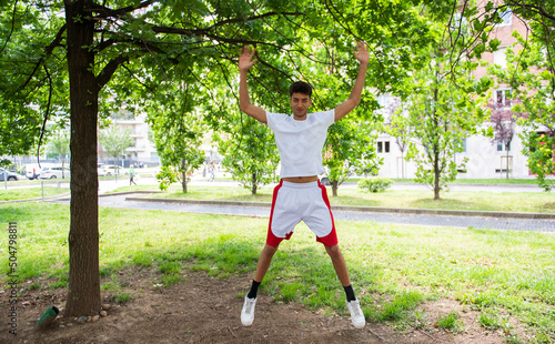 bellissimo ragazzo che fa sport al parco  photo