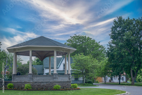 Fotografie A small town hexagonal wooden bandstand in a treed park, daytime, nobody