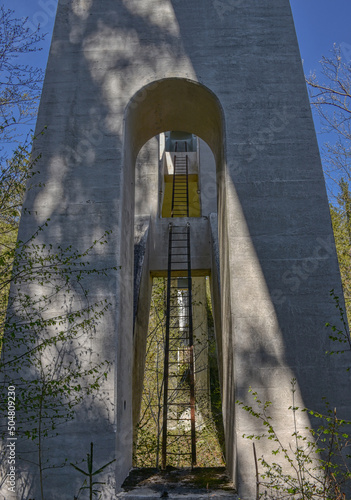 Brücke, Eisenbahnbrücke, Leiter, Eisenleiter, Steyrtalbahn, Steyrdurchbruch, Tiefengrabenbrücke, Rost, Rostig, verrostet, angerostet, durchgerostet, unsicher, gefährlich, Holm, Sprosse, Eisen, Betonbr photo