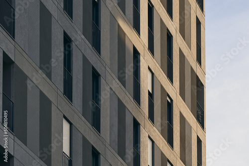 fachada de edificio moderno de color tierra y gris