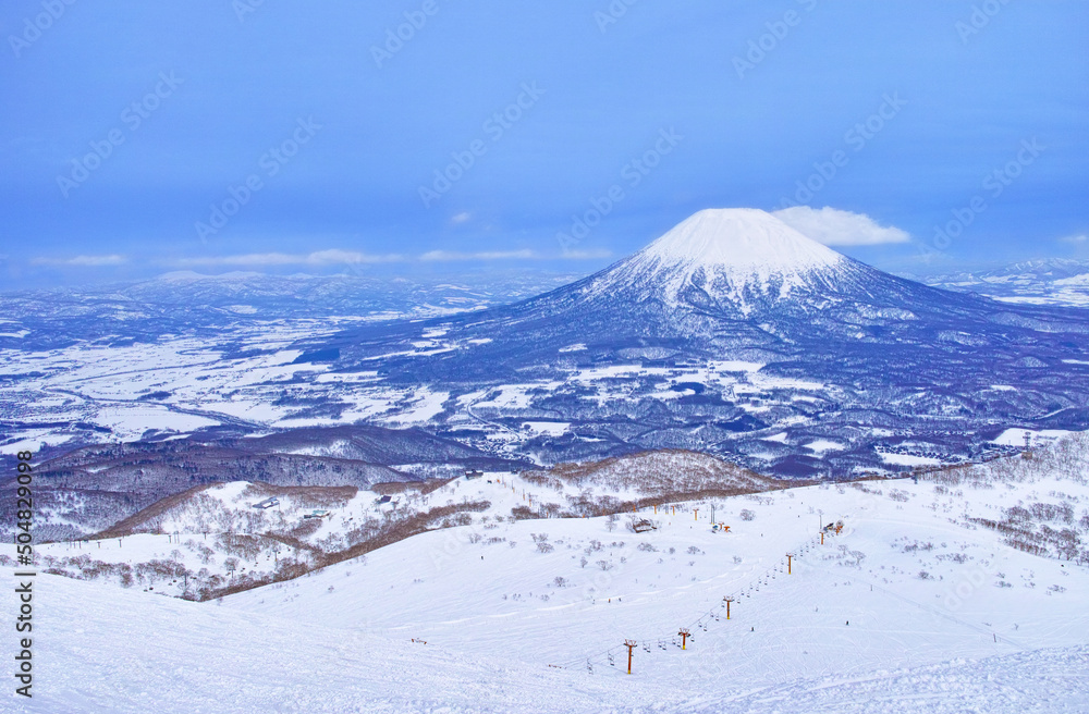 春スキーのニセコスキー場、ゲレンデ内から見える羊蹄山
春スキーのニセコスキー場、ゲレンデ内から見える羊蹄山