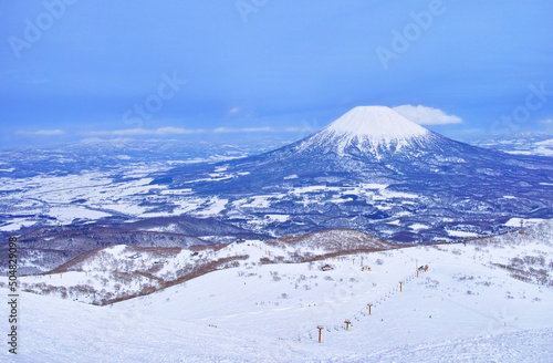 春スキーのニセコスキー場、ゲレンデ内から見える羊蹄山