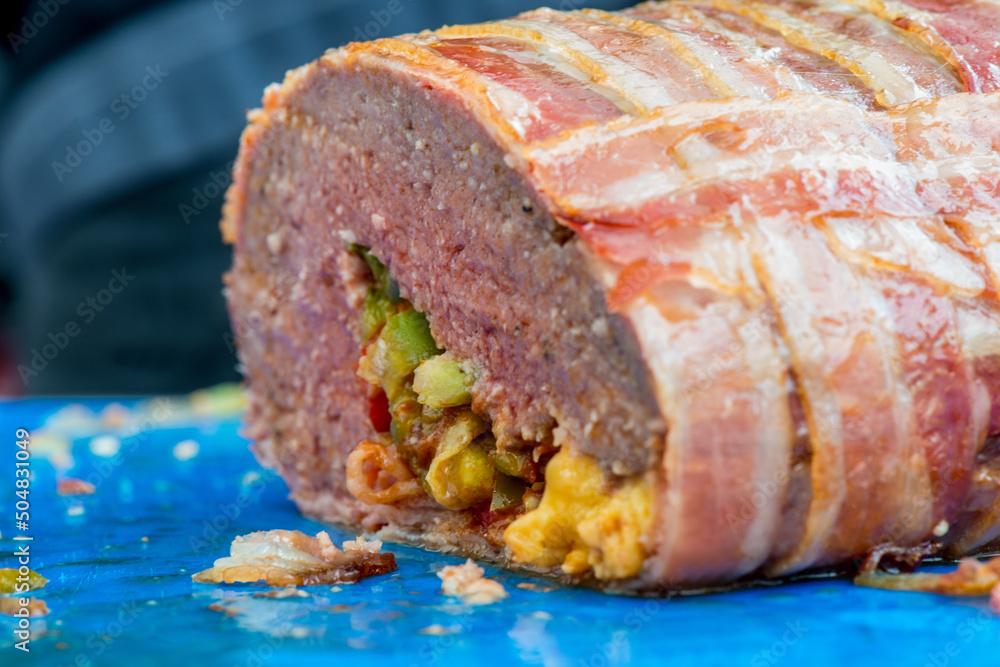 Saftiger Braten mit zarter rosa Füllung: Eine kulinarische Delikatesse ...