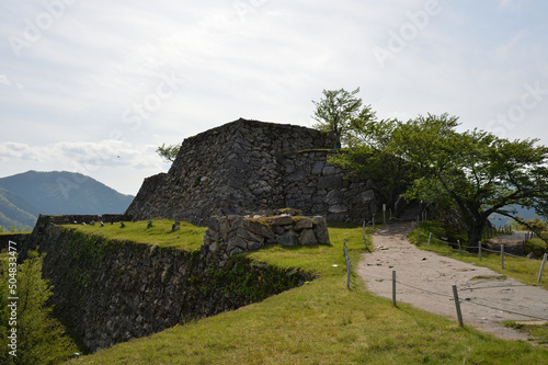 天空の城「竹田城址」、二の丸から見る天守台と本丸