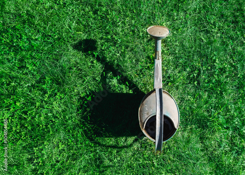 konewka na trawie cień © rpetryk