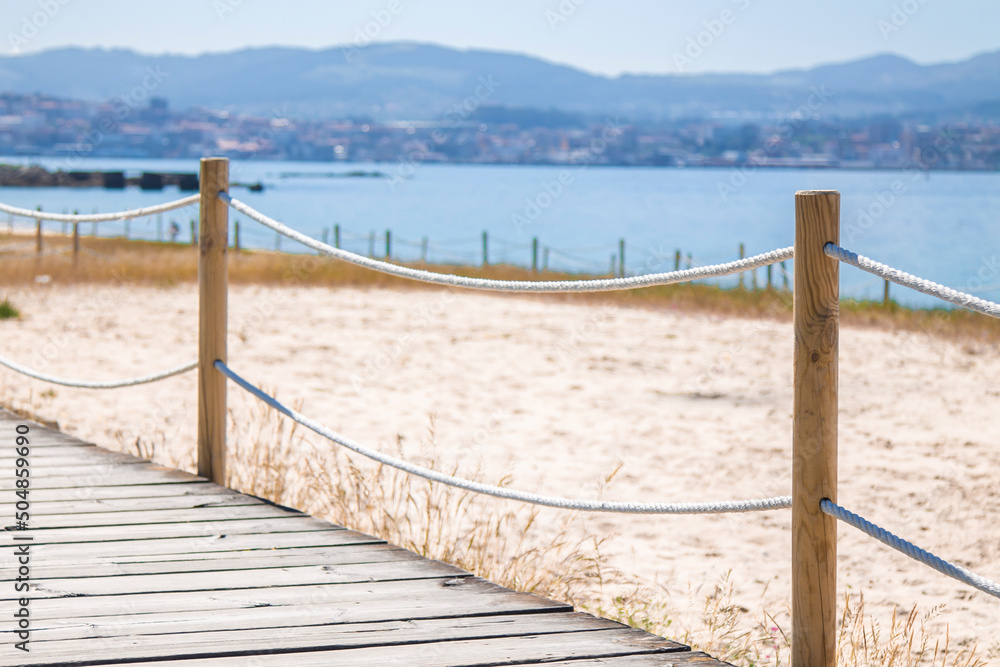 Obraz premium wooden walkway with beach in the background. holiday landscape