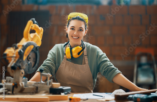 Obraz na plátně woman carpenter in workshop