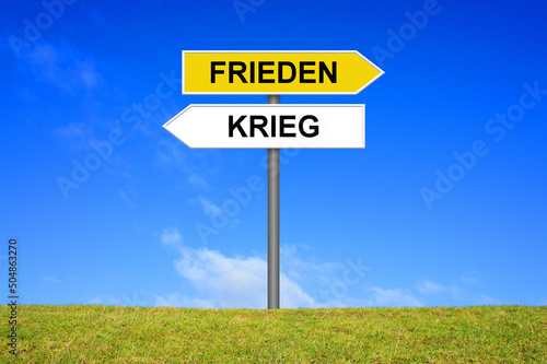 Schild Wegweiser zeigt Frieden und Krieg photo