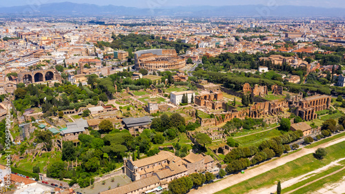 Foto Aerial view of Colosseum and Palatine Hill in Rome, Italy