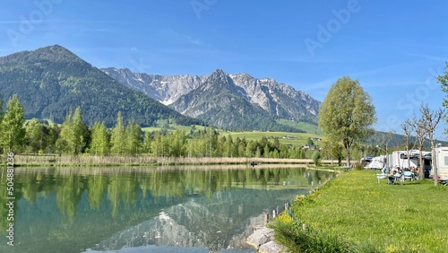 Campen in den Sommerferien am See in den Bergen in den Alpen 