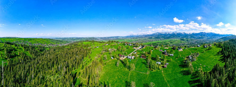 Polskie Podhale wiosną i góry wysokie Tatry, panorama z lotu ptaka.