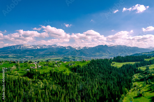 Polskie Podhale wiosną i góry wysokie Tatry, panorama z lotu ptaka. © Franciszek