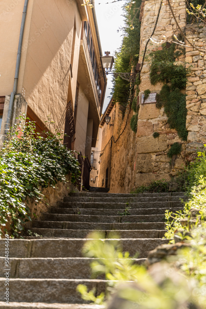 Escaleras ascendientes hacia una estrecha calle de Segovia