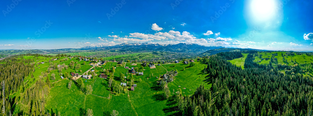 Polskie Podhale wiosną i góry wysokie Tatry, panorama z lotu ptaka.