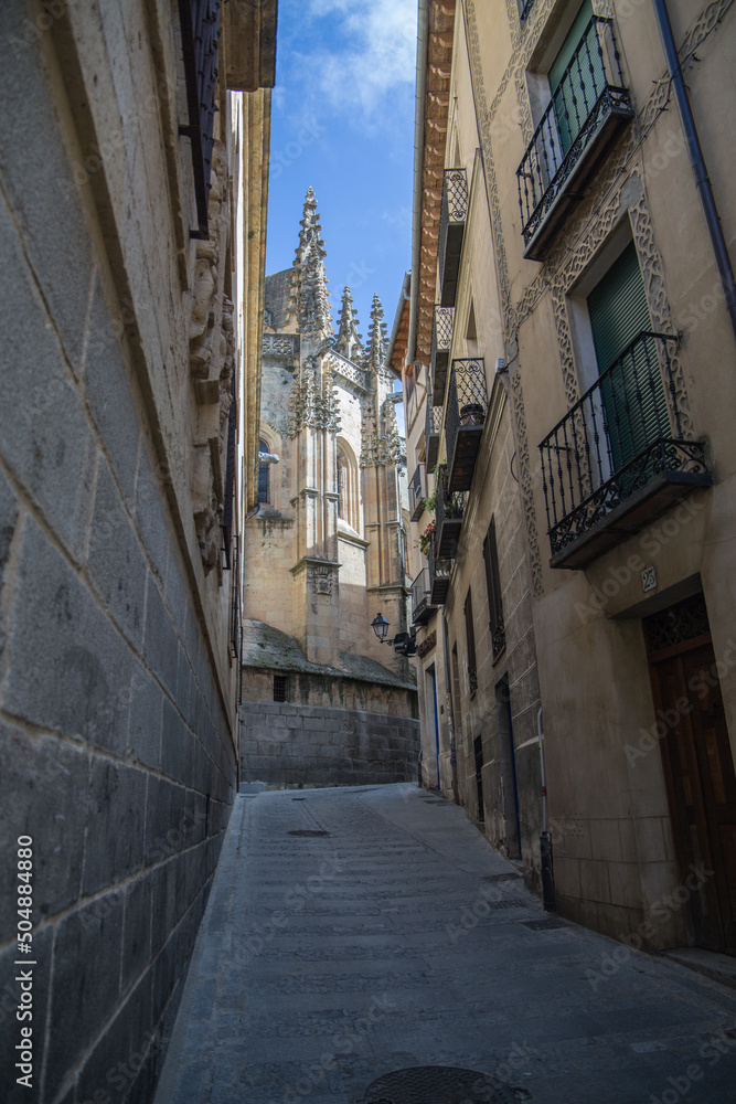 Parte de la catedral de Segovia desde una calle del barrio Judio
