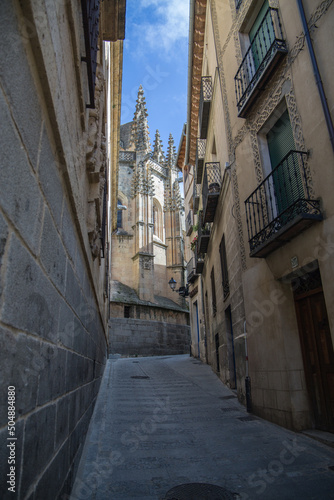 Parte de la catedral de Segovia desde una calle del barrio Judio