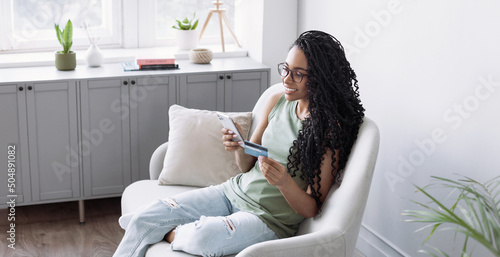 Foto Woman holding credit card and using smartphone at home panoramic banner, busines