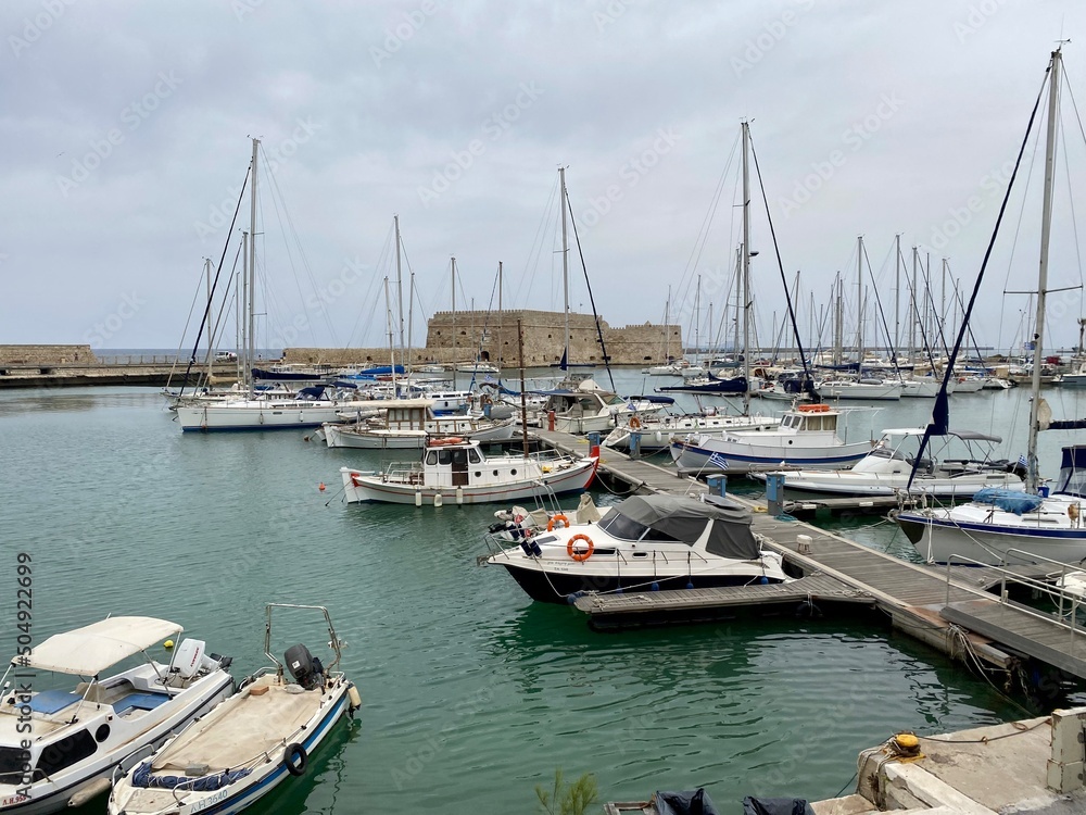 Hafen mit Festung Koules in Heraklion/ Kreta, Griechenland 