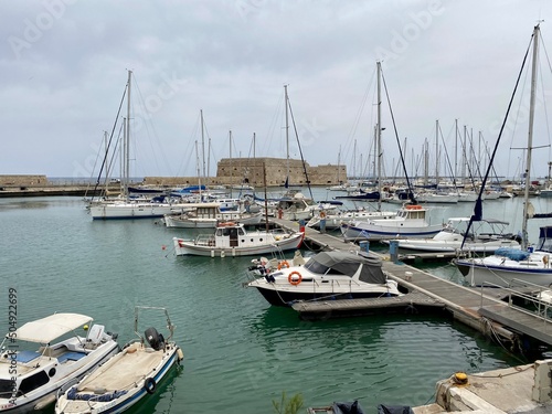 Hafen mit Festung Koules in Heraklion/ Kreta, Griechenland 