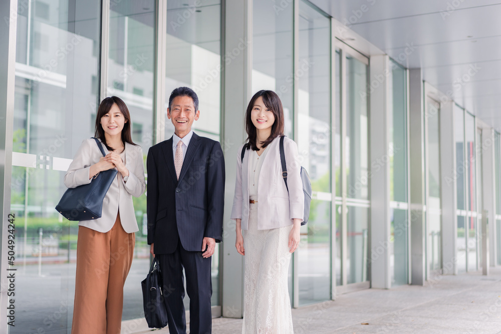 オフィス街を歩く営業のビジネスパーソン オフィス街を歩く営業のビジネスパーソン