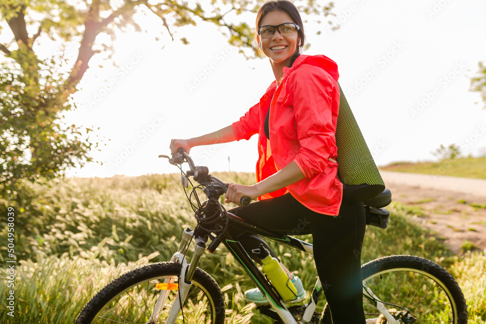 Obraz premium woman doing sports in morning