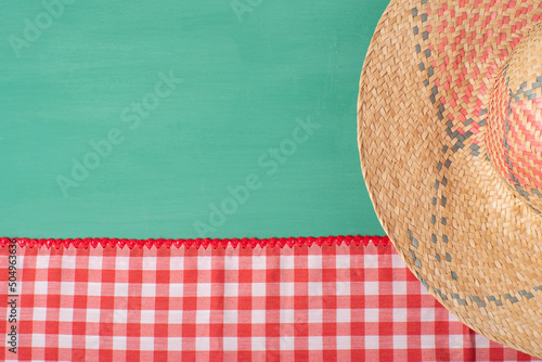 Ala de sombrero con mantel de picnic, espacio para texto. Postal, invitación o cartel photo