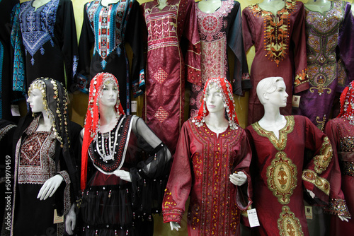 Foto Mannequins displaying islamic clothes in a shop in Amman, Jordan