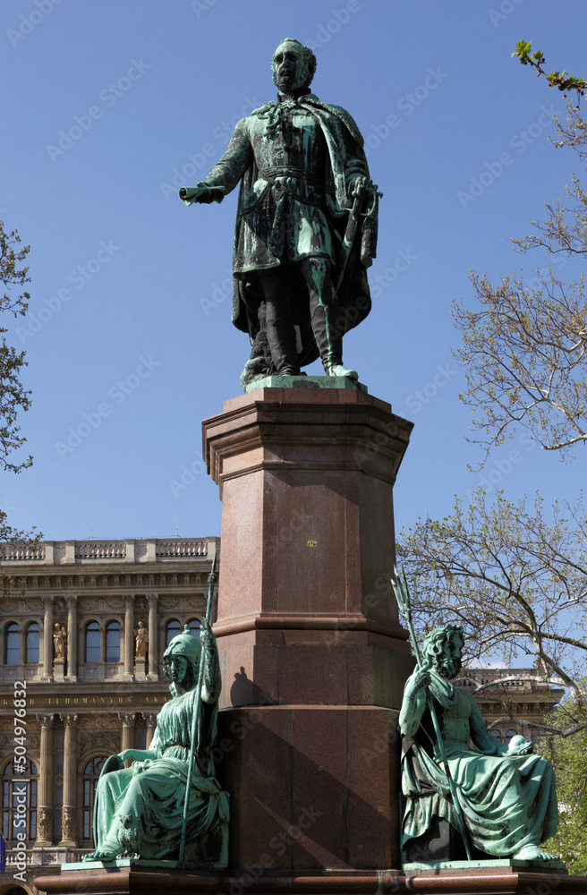 Naklejka premium Statue of Pomnik Rabi IstvÃ¡n SzÃ©chenyi, Budapest, Hungary