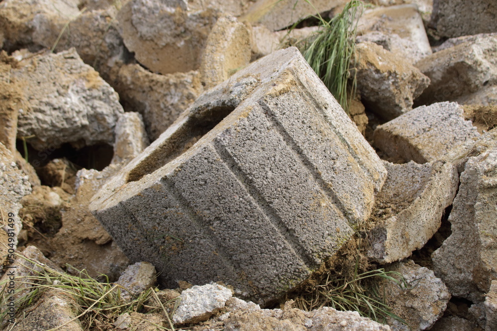 Stockfoto Mauer aus Pflanzringen wurde mit einem Bagger abgerissen