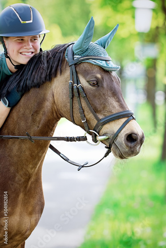 Glückliche Reiterin mit Pferd