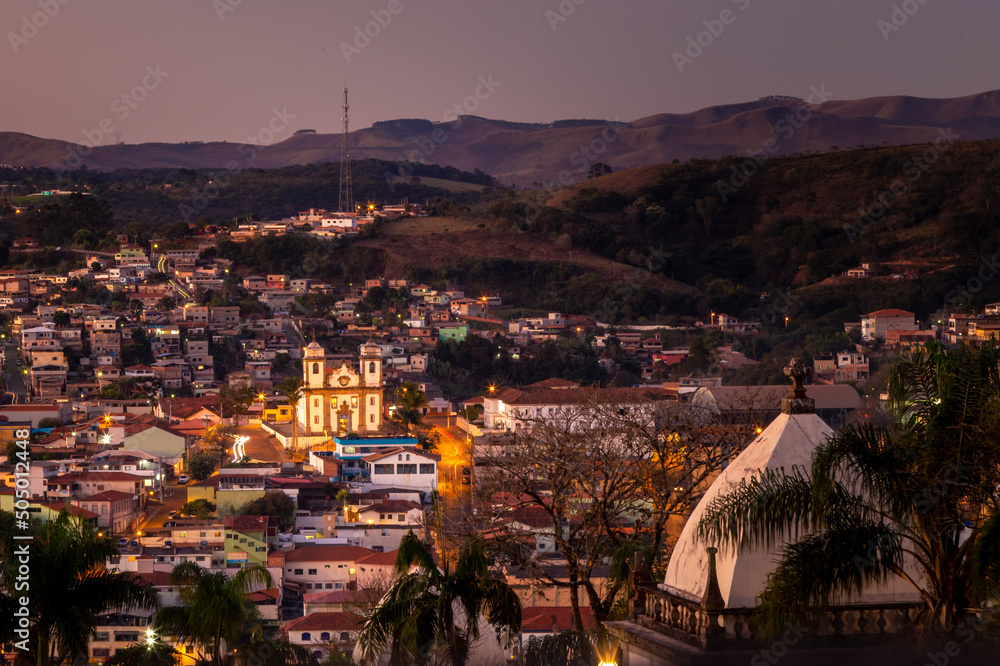 Obraz premium Dusk in the city of Congonhas seen from the sanctuary of Bom Jesus de Matosinhos, Minas Gerais, Brazil.
